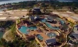 Toàn cảnh hồ bơi nhìn từ trên cao - Ảnh chụp từ YouTube 