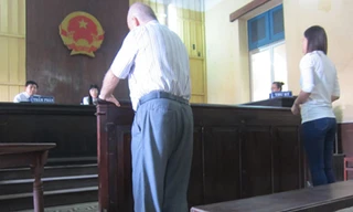 Ông John và bà Tú tại phiên tòa phúc thẩm.