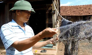 Anh Cảnh chuẩn bị lưới để đi giăng cá lăng. Ảnh: Thiên Thiên