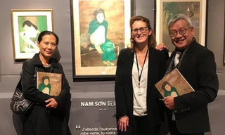 Ông Ngô Kim Khôi (bên phải) chụp ảnh bên bức tranh của ông ngoại-họa sỹ Nguyễn Nam Sơn