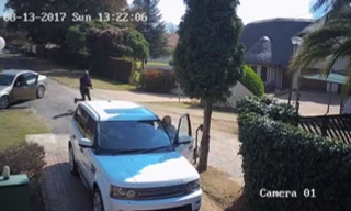 Cặp đôi đi Range Rover phản ứng khó tin khi gặp cướp