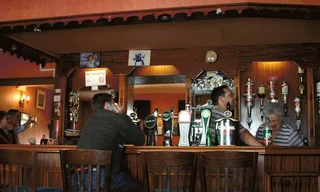 Bị cấm lui tới quán rượu, thị trưởng từ chức