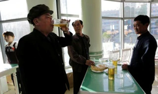 Phong cách uống bia “lạ” của người Triều Tiên