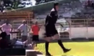 De Souza mang súng vào sân.