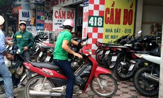 Đồ đạc trong nhà thường xuyên "đội nón ra đi" trong mùa banh vì chồng mê trò đỏ đen. Ảnh: Xahoi. 