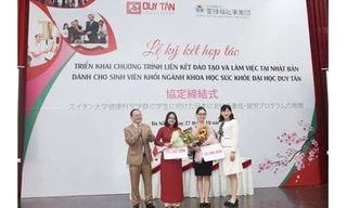 Bà Yuko Kamata - Giám đốc Điều hành Tập đoàn SEIREI (ngoài cùng bên phải) trao Học bổng cho Đoàn Nữ Nga My (áo dài đỏ) 