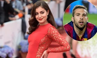 Hiba Abouk từng qua tay Jordi Alba (ảnh nhỏ), giờ lại “đá cặp” vụng trộm với Ramos