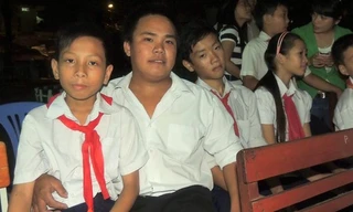 Nguyễn Hoàng Anh trong lớp học với các học sinh lớp 1. 