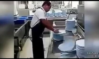 Người đàn ông rửa bát nhanh kinh ngạc