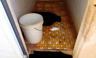 Bồn cầu trong trường mầm non bị sụp xuống hố rộng. Ảnh: Kh.Uyên