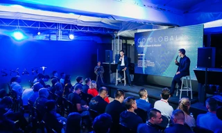  Ông Mantosh Malhotra – Phó Tổng giám đốc Tập đoàn Vingroup (trái) phát biểu tại sự kiện VinSmart ra mắt thị trường Nga