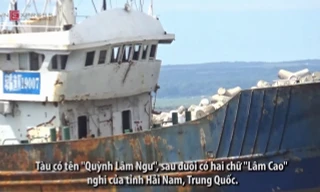 Bên trong tàu lạ trôi dạt trên biển Bình Thuận