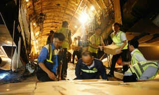 Bên trong máy bay IL-76 chở hàng cứu trợ Việt Nam