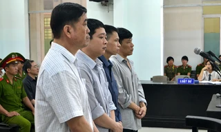 Các bị cáo Sơn, Quang, Hùng, Giáp truớc vành móng ngựa