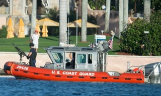 Quý tử nhà Trump được vệ sĩ vũ trang vây quanh trong kỳ nghỉ