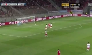 Pha đốt lưới nhà hài hước của Alaba