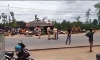 Giận vợ, chồng ôm con ra giữa đường nằm cho xe cán