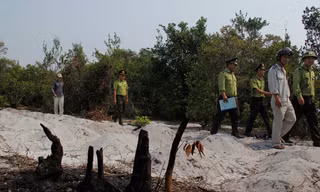 Cây cối bị chặt phá, thiêu rụi đẩ lấy đất làm mộ giả trên đồi Trung Sơn (xã Hòa Liên, huyện Hòa Vang, TP Đà Nẵng) chờ trục lợi từ dự án khu du lịch tâm linh. 