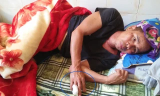 Ông Nhân được đưa đến cấp cứu tại Trung tâm Y tế huyện Quế Phong.