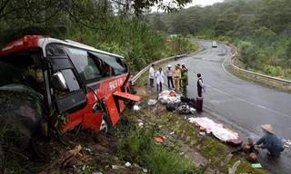 Xe khách đâm vách núi, 48 người chết và bị thương
