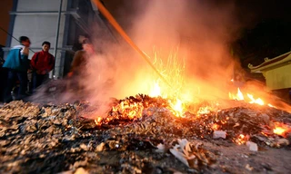 Đổ xô châm hương xin lửa lấy đỏ đầu năm mới