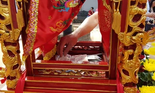 Chưa khai ấn, đua nhau đặt tiền vào mâm lễ, kiệu ấn đền Trần