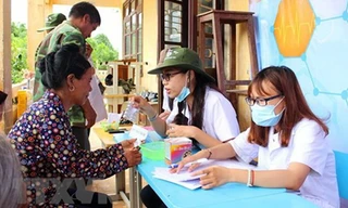 Tư vấn chăm sóc sức khỏe và kiến thức vệ sinh cá nhân cho người dân (Ảnh: Tường Vi/TTXVN)