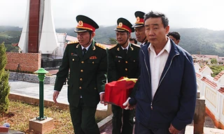 Lãnh đạo huyện Tu Mơ Rông đưa hài cốt liệt sĩ về nơi an nghỉ cuối cùng