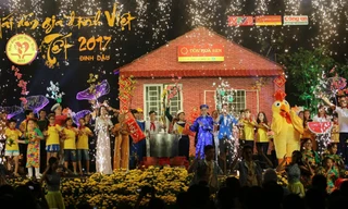 “Mái ấm gia đình Việt” với sự tham gia của nhiều ca sĩ, nhóm nhạc nổi tiếng đã đem đến nhiều niềm vui, hạnh phúc cho hàng nghìn em nhỏ có hoàn cảnh đặc biệt nhân dịp Tết đến.