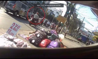 Người đàn ông suýt chết vì ngã xe máy trước đầu ôtô