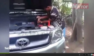 Hãi hùng lôi rắn khổng lồ từ động cơ ô tô