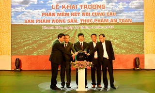 Đại diện lãnh đạo UBND tỉnh Thanh Hóa, Cục An toàn Thực phẩm và Tập đoàn VNPT nhấn nút khai trương Phần mềm kết nối cung cầu sản phẩm nông sản, thực phẩm an toàn tỉnh Thanh Hóa