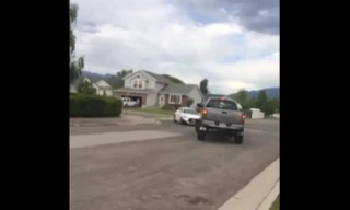 Cảnh sát lái xe bán tải chặn đầu tên cướp ngoạn mục