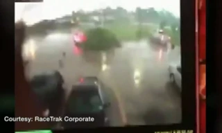 Lốc xoáy cuốn bay xe hơi lên trời ở Mỹ