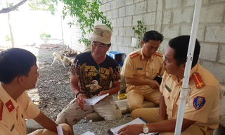 Lực lượng chức năng tiến hành lập biên bản vì bến thuỷ nội địa chưa được cấp phép hoạt động.