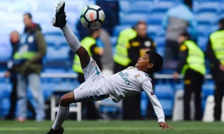 Con trai Ronaldo ngả người móc bóng giống bố