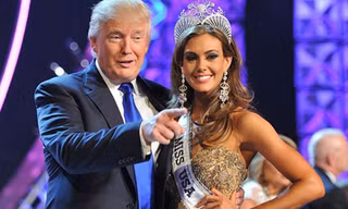 Donald Trump đã bán Tổ chức Hoa hậu Hoàn vũ chỉ vài ngày sau khi mua lại hoàn toàn. Ảnh: LATimes