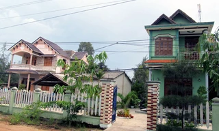 Nhiều ngôi biệt thự, nhà cao tầng đang mọc lên nơi làng biển Chanchu Bình Minh, huyện Thăng Bình nhờ ngư dân xuất ngoại.