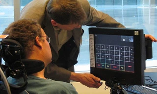 Công nghệ Eyegaze Edge giúp người bệnh giao tiếp bằng cách chớp mắt. (Ảnh: Wordpress).