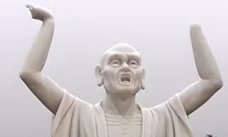 Tượng La hán bị phá hư hỏng phần bàn tay.