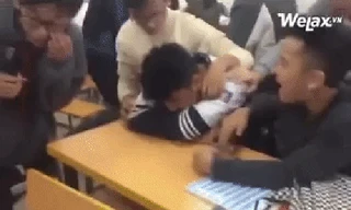 Cả lớp hát đồng ca 'Đã lỡ yêu em nhiều' an ủi nam sinh thất tình