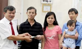 Chị Lý và gia định nhận lại tài sản từ tài xế Nguyễn Dũng. Ảnh: Ngọc Quỳnh.