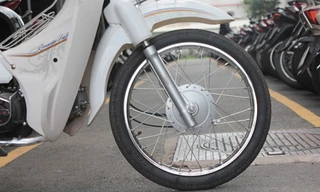 Phuộc giảm chấn thủy lực phía trước một chiếc Honda Cub. 