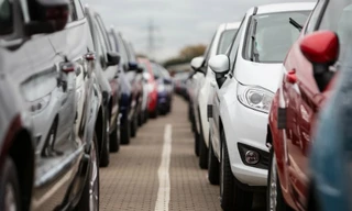 Trong khi các hãng xe cho rằng quy định nhập khẩu tại Nghị định 116 quá chặt, Bộ Công Thương khẳng định các doanh nghiệp phải tuân thủ và lưu ý thời gian xin giấy phép nhập khẩu xe cho năm tới. 