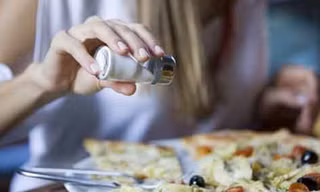 Đàn ông yếu sinh lý có thể do ăn quá mặn