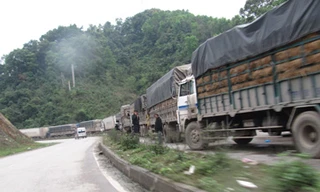 Hàng nghìn xe dồn ứ, đỗ dọc đường quốc lộ. Ảnh: Duy Chiến