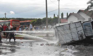 Lực lượng cảnh sát PCCC tiến hành dập lửa.