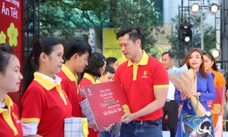 Đại diện Sabeco trao những món quà đến những người lao động tiêu biểu trong 1000 người nhận vé máy bay “Về nhà ăn Tết”