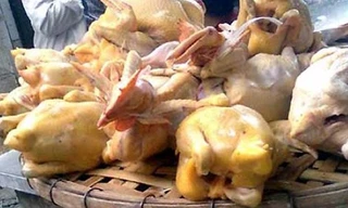 Giá gà mía nguyên con luộc lên bán chỉ với giá 130.000 đồng (ảnh minh họa).