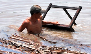 Người dân trục vớt đồ đạc sau vụ sạt lở 